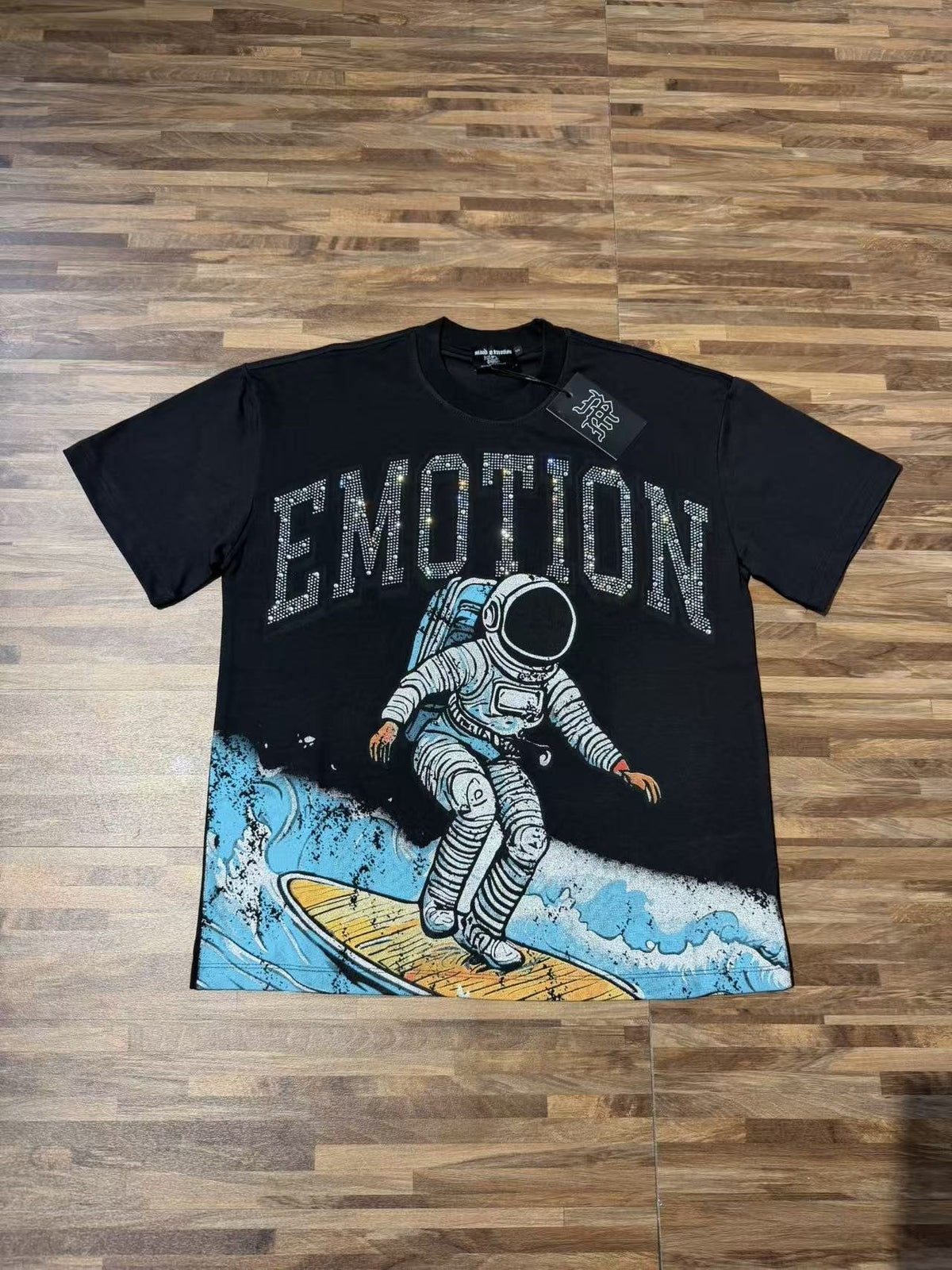 MIXED EMOTION Astronaut Surf Graphic T-Shirt